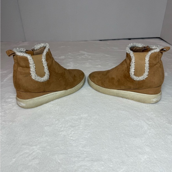 Cozy Tan Ankle Boots with Faux Fur Lining - Picture 5 of 13